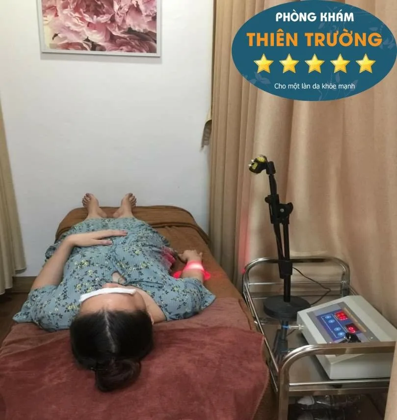 Hình ảnh: Chiếu laser đỏ tại Phòng khám Da liễu Thẩm mỹ Thiên Trường