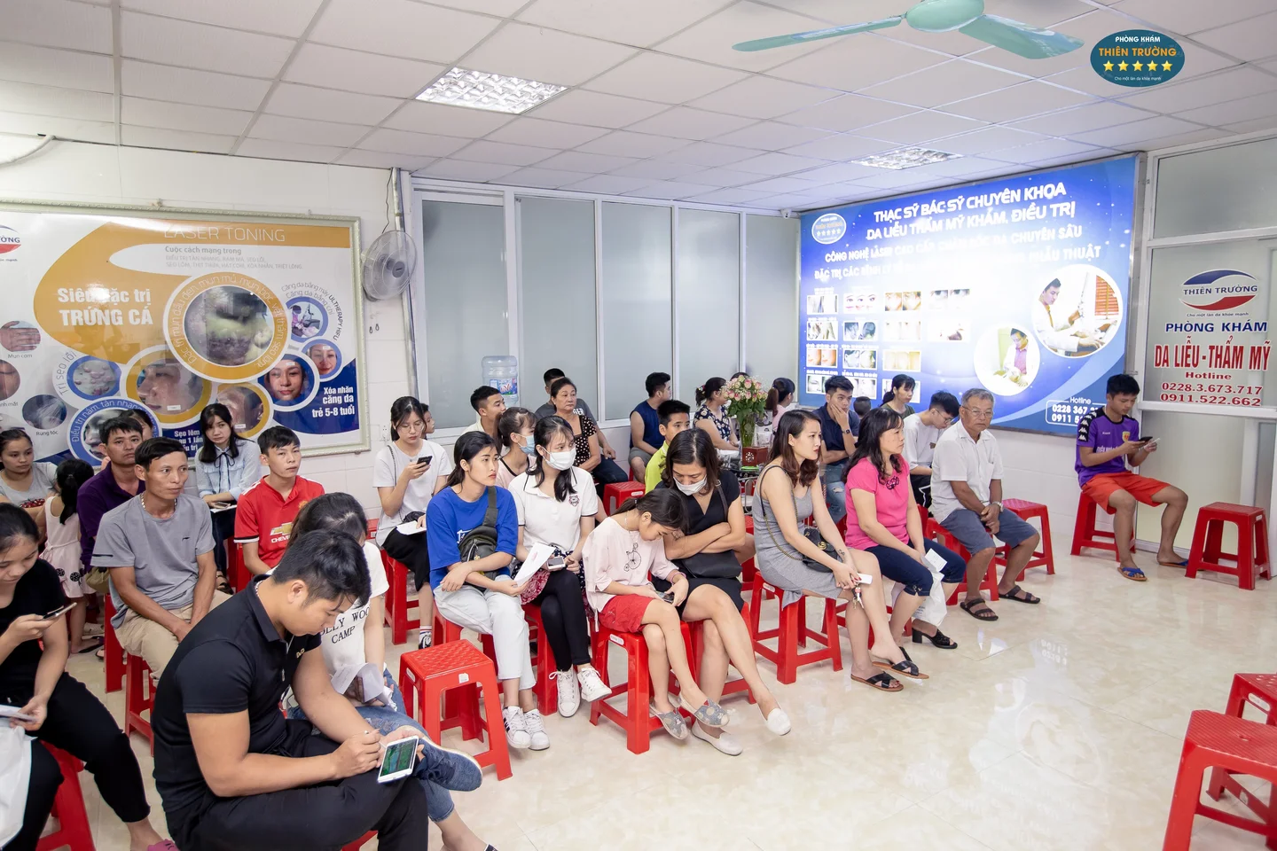 Hình ảnh: Khách hàng đang chờ đến lượt khám bệnh