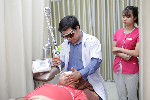 Hình ảnh: Thạc sĩ - Bác sĩ Nguyễn Tiến Thành đang hỗ trợ điều trị bớt sắc tố