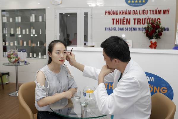 Hình ảnh: Thạc sĩ, bác sĩ Nguyễn Văn Hoàn đang tạo hình khuôn mặt