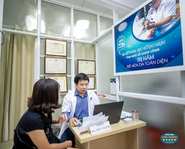 Hình ảnh: Ths.bs đang thăm khám cho khách hàng