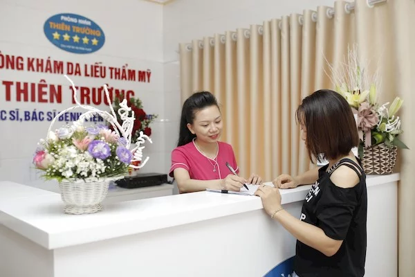 Hình ảnh: Khách hàng và chuyên viên phòng khám