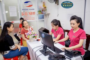 Hình ảnh: Đội ngũ nhân viên tiếp đón bệnh nhân tại Phòng khám Da liễu Thẩm mỹ Thiên Trường