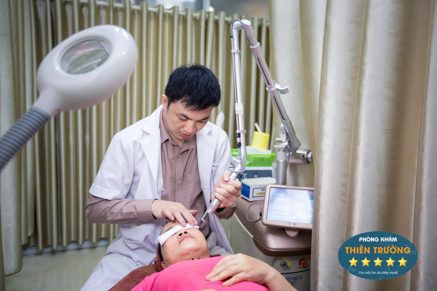 Thạc sỹ, bác sĩ chuyên khoa da liễu Nguyễn Văn Hoàn đang hỗ trợ điều trị