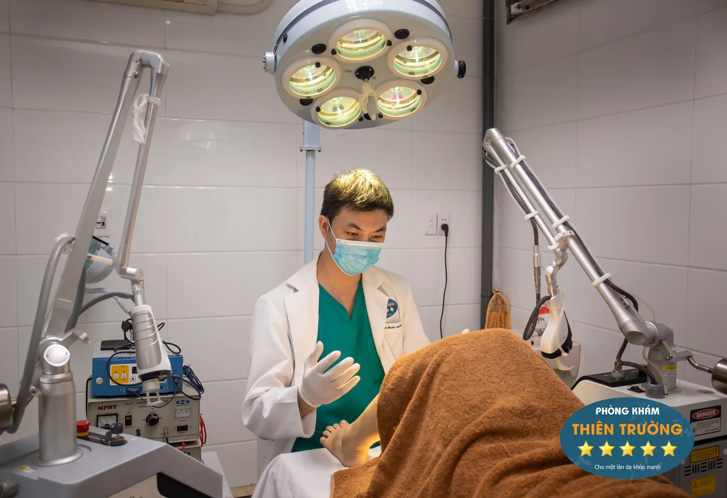 Hình ảnh: Thạc sĩ, bác sĩ Nguyễn Văn Hoàn đang điều trị