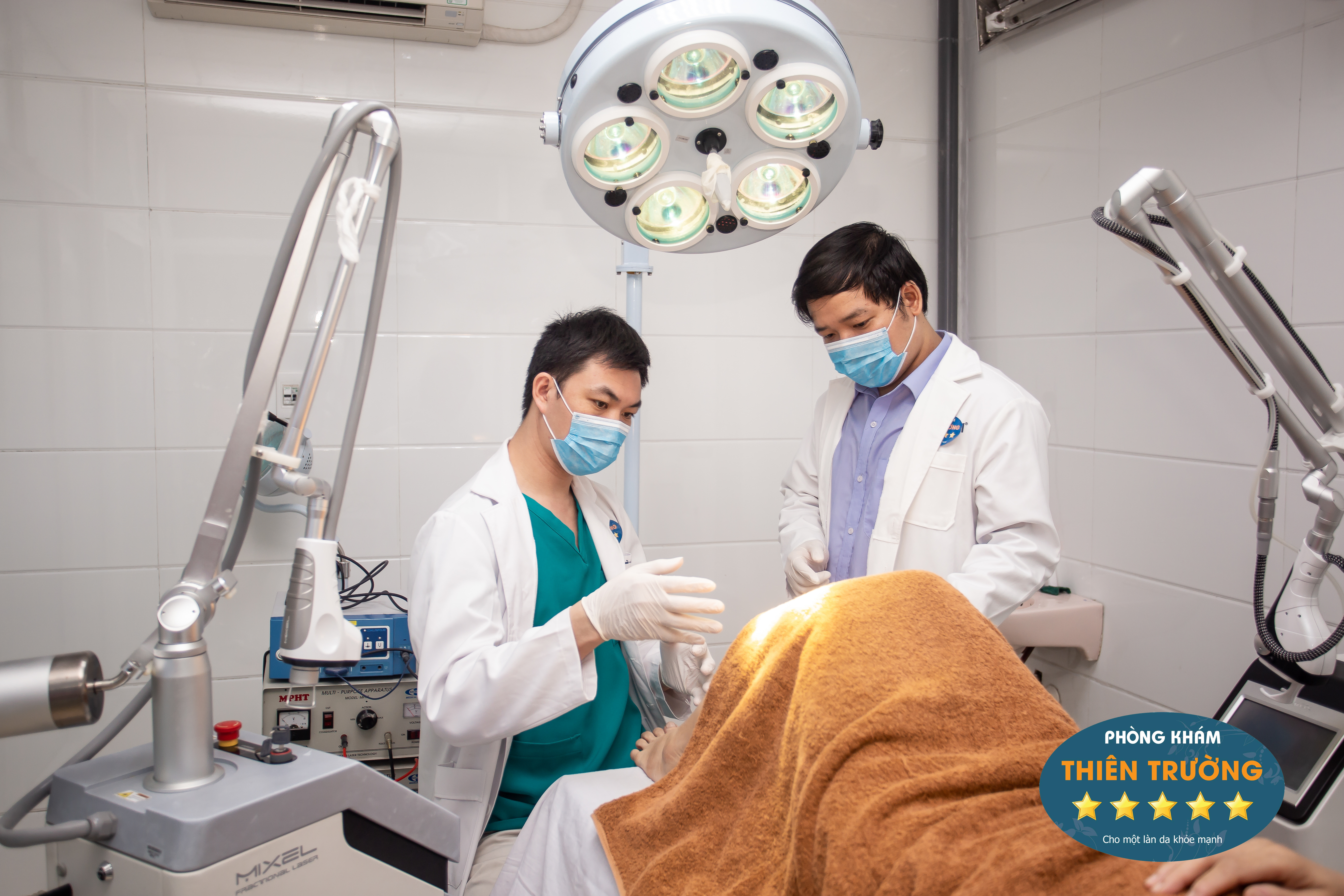 Ths.Bs đang thăm khám và hỗ trợ điều trị Hình ảnh: Thạc sĩ - Bác sĩ đang thăm khám và hỗ trợ điều trị