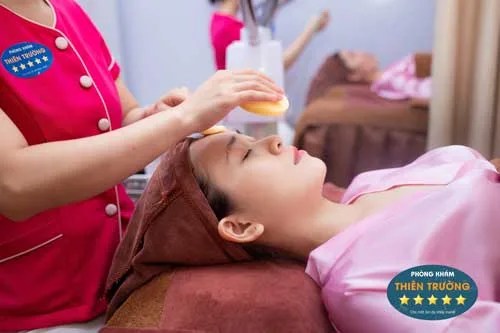 Hình ảnh: Khách hàng đang chăm sóc da chuyên sâu tại Phòng khám Da liễu Thẩm mỹ Thiên Trường