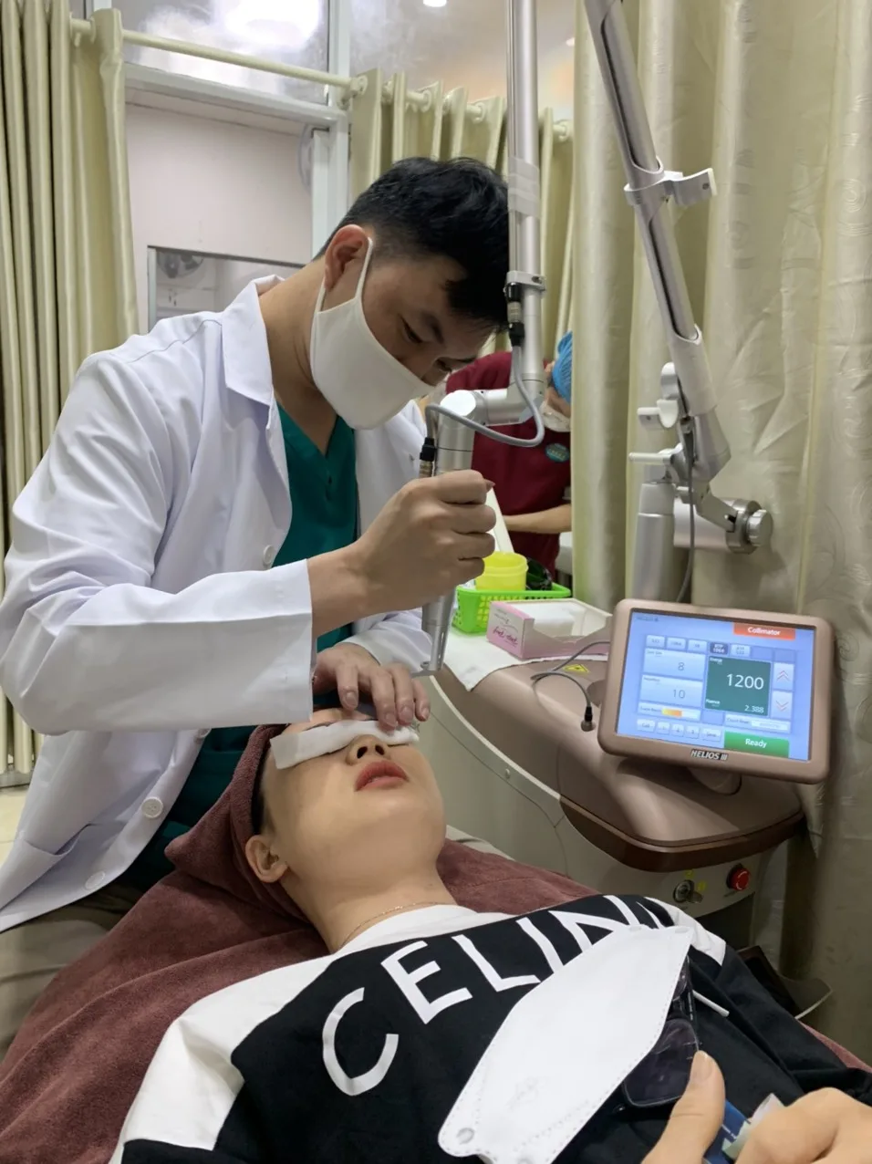 Hình ảnh : bác sĩ đang điều trị bằng công laser PicoSure.
