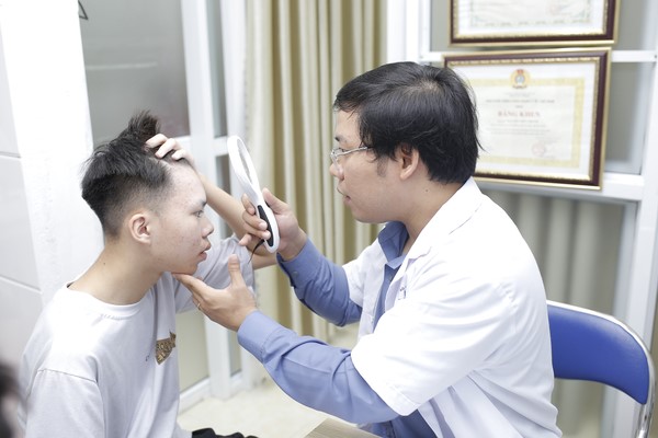 Hình ảnh: Thạc sĩ - Bác sĩ đang thăm khám cho khách hàng