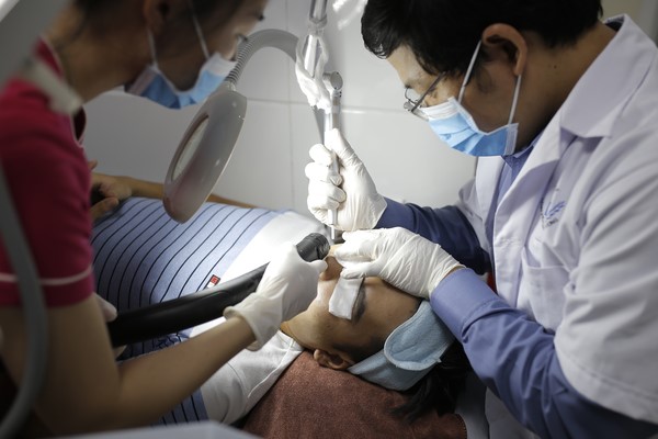 Hình ảnh Ths.bs Nguyễn Tiến Thành đang hỗ trợ điều trị cho khách hàng