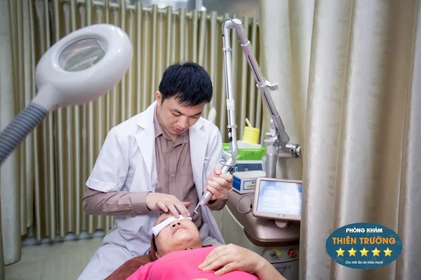 Hình ảnh: Bác sĩ đang hỗ trợ điều trị bớt sắc tố