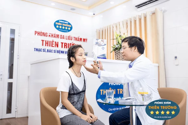 Hình ảnh: Thạc sĩ - Bác sĩ Nguyễn Tiến Thành đang khám da cho khách hàng