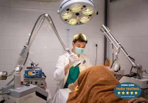 Hình ảnh: Thạc sỹ - Bác sỹ Nguyễn Văn Hoàn đang thăm khám và điều trị tại Phòng khám Da liễu Thẩm mỹ Thiên Trường