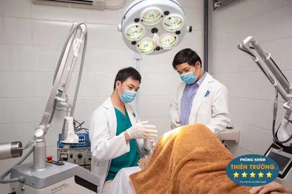 Hình ảnh: Thạc sĩ - Bác sĩ đang thăm khám và hỗ trợ điều trị