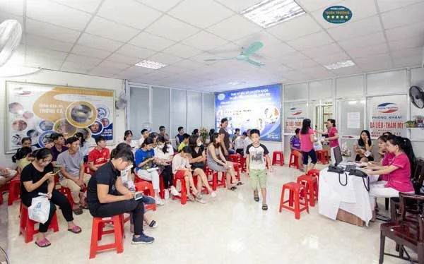 Hình ảnh: Khách hàng đang chờ đến lượt khám bệnh