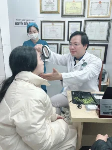 Hình ảnh : Bác sỹ thăm khám bệnh