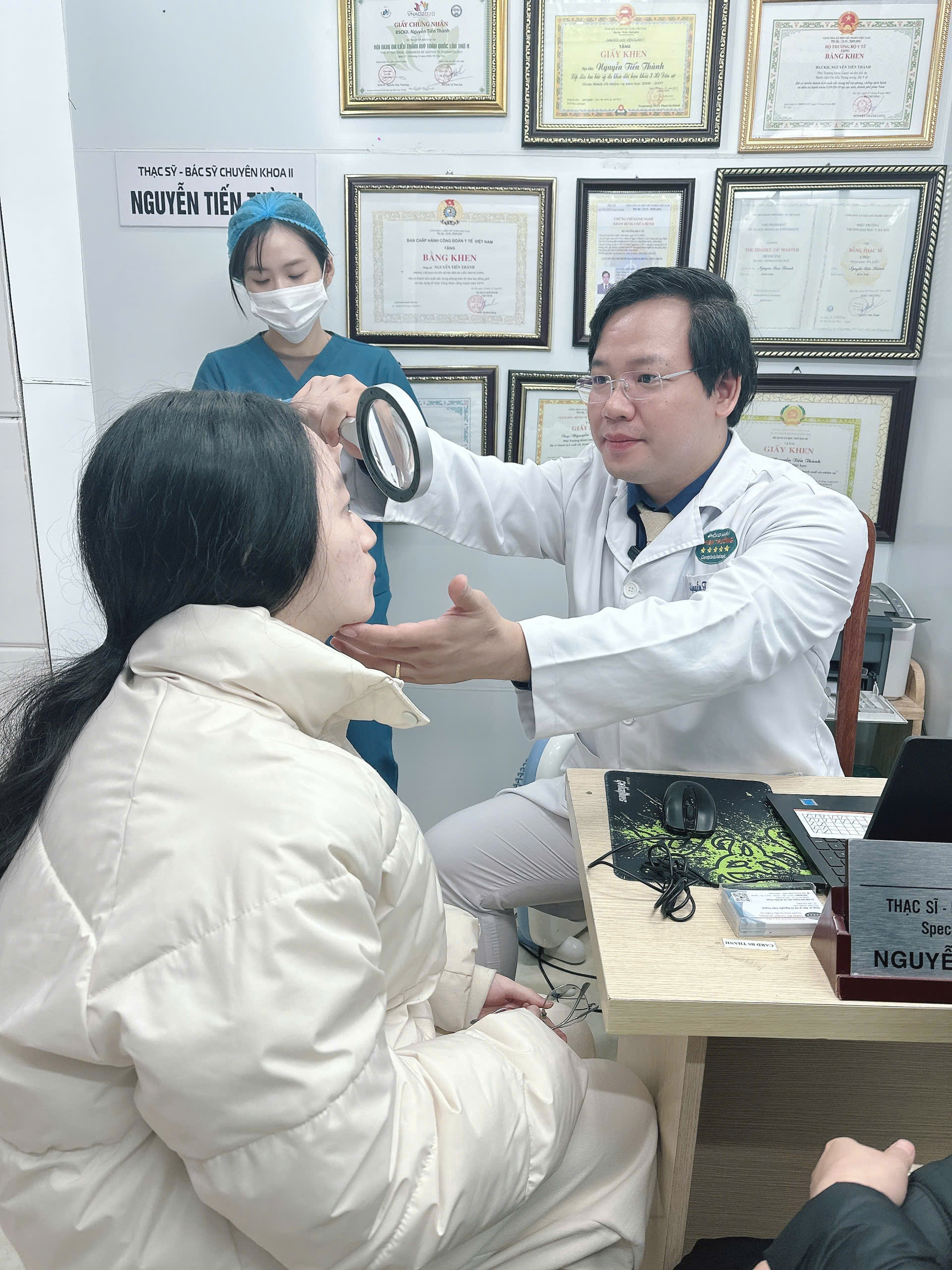Hình ảnh : Thạc sĩ Bác sĩ Chuyên khoa II Nguyễn Tiến Thành thăm khám bệnh
