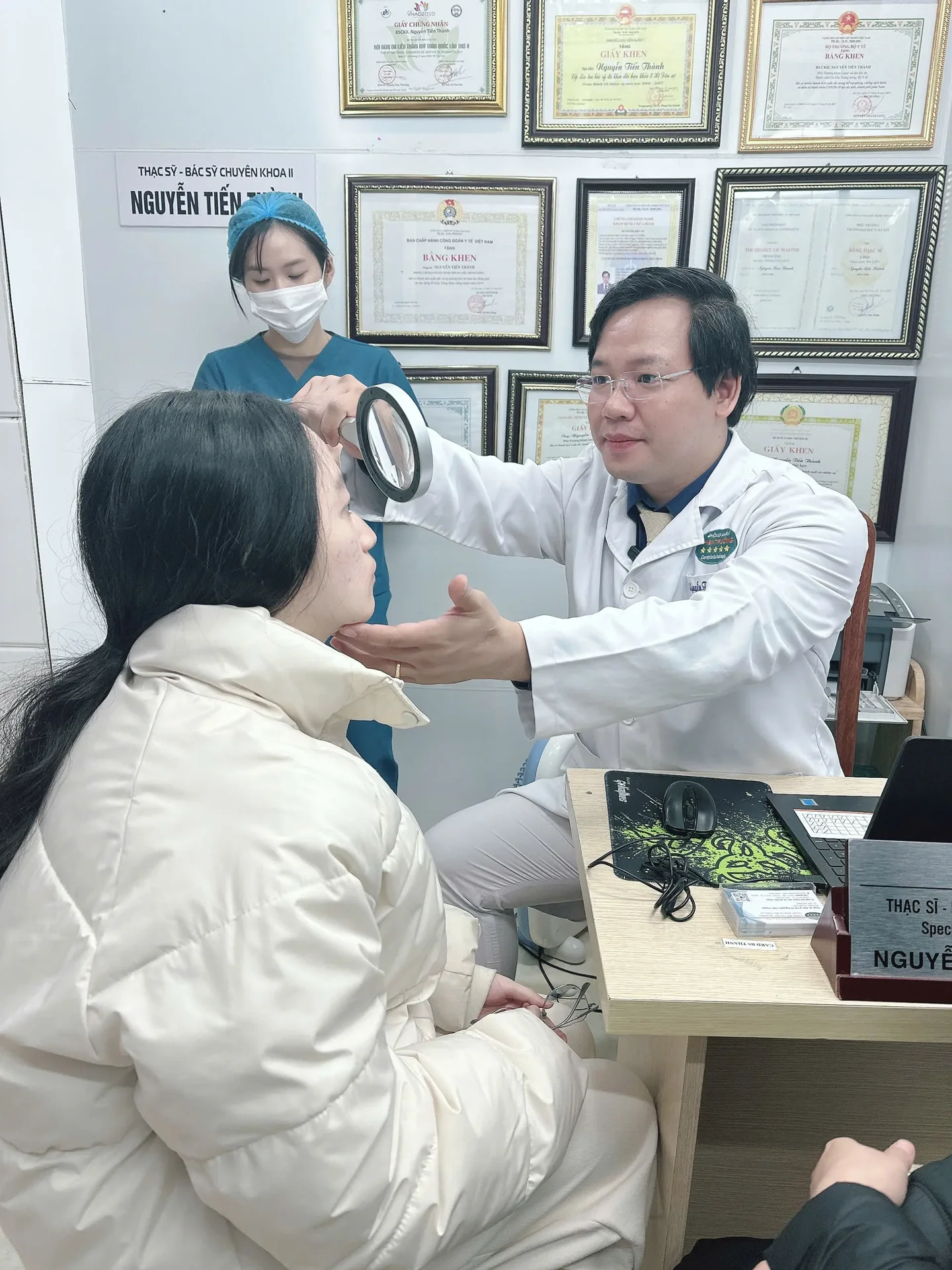 Hình ảnh : Thạc sĩ Bác sĩ Chuyên khoa II Nguyễn Tiến Thành thăm khám bệnh