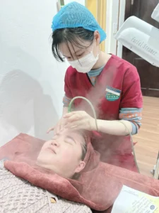 Hình ảnh : Bệnh nhân đang được làm sạch da