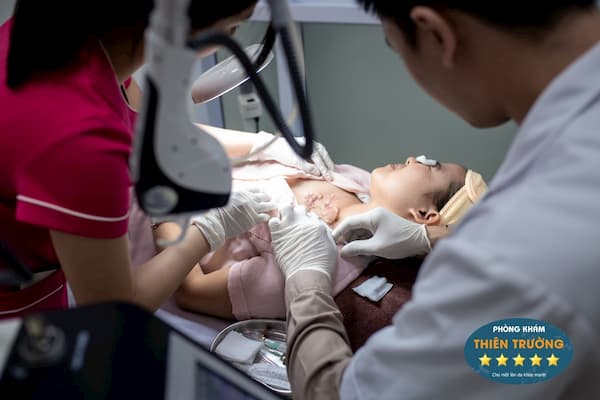Hình ảnh: Thạc sĩ, bác sĩ chuyên khoa da liễu đang hỗ trợ điều trị sẹo lồi