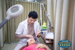 Hình ảnh: Thạc sĩ - Bác sĩ Nguyễn Văn Hoàn đang điều trị cho khách hàng