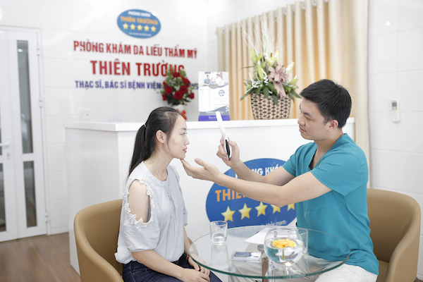 Hình ảnh: Thạc sĩ - Bác sĩ Nguyễn Văn Hoàn đang thăm khám cho bệnh nhân