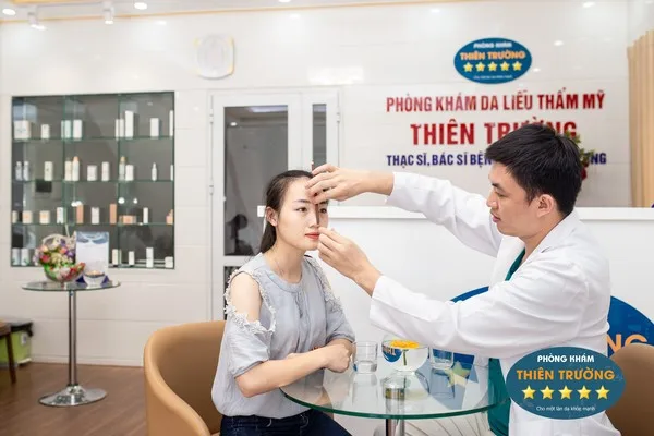 Hình ảnh: Ảnh Thạc sĩ-bác sĩ Nguyễn Văn Hoàn đang tư vấn cho khách.
