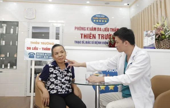 Hình ảnh: Thạc sĩ- Bác sĩ Nguyễn Văn Hoàn tư vấn khám cho khách bị nám da lâu năm