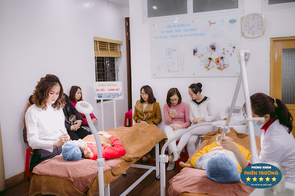Hình ảnh: Bác sĩ Thái Kim Ngân đang thực hiện phun thêu