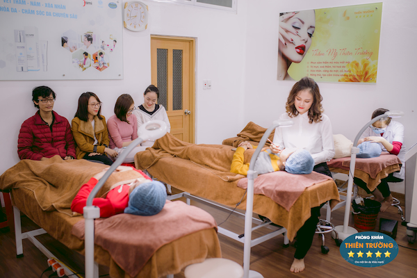 Hình ảnh; Bác sĩ Thái Kim Ngân đang thực hiện phun thêu