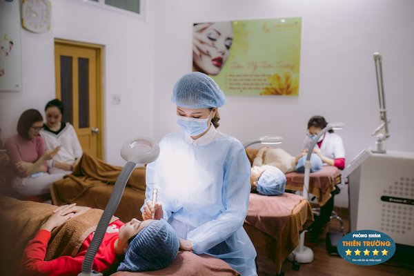 Hình ảnh: Bác sĩ thái Kim Ngân đang thực hiện phun xăm