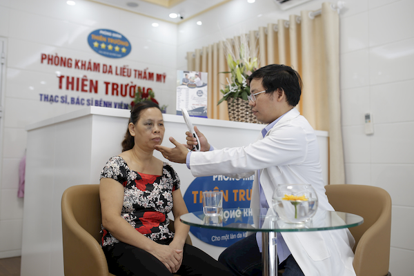 Hình ảnh: Ths.bs Nguyễn Tiến Thành đang thăm khám