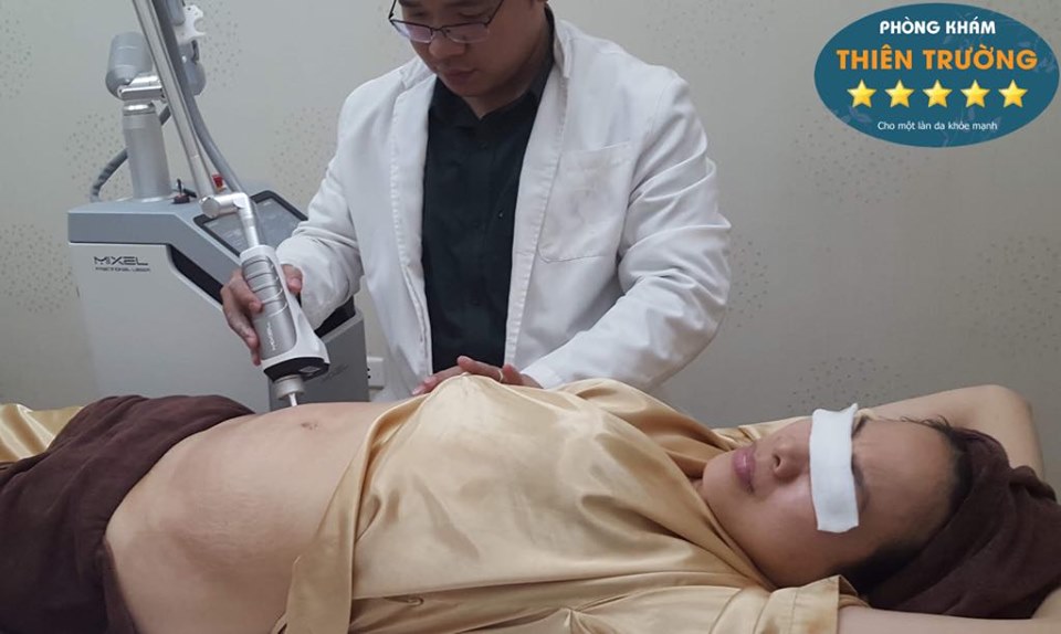 Hình ảnh: Thạc sĩ- bác sĩ Nguyễn Tiến Thành đang hỗ trợ điều trị rạn da cho khách hàng