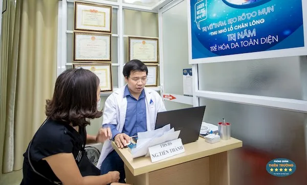 Hình ảnh: Bác sĩ Nguyễn Tiến Thành đang thăm khám