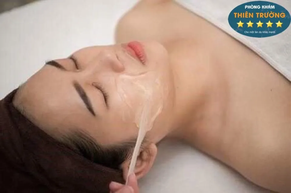 Hình ảnh: Thoa kem dưỡng chuyên dụng giúp hấp thụ ánh sáng laser