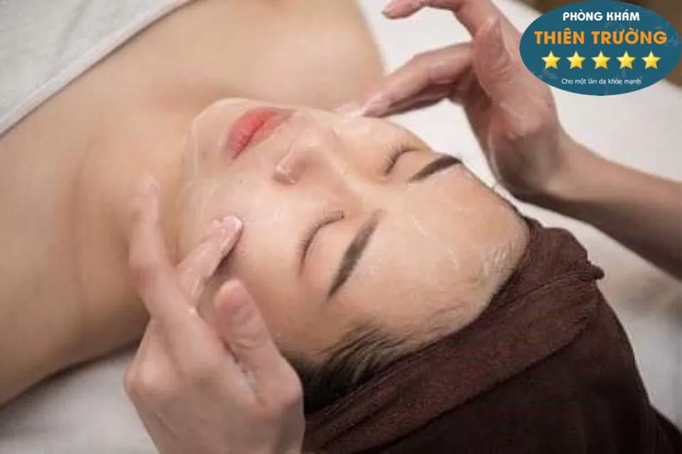 Hình ảnh: Làm sạch da bằng sữa rửa mặt