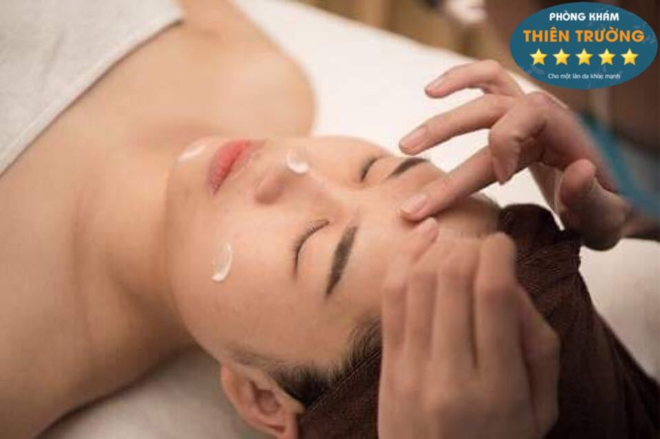 Hình ảnh: Chuyên viên thoa kem dưỡng phù hợp với tình trạng da cho khách