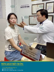 Hình ảnh: Thạc sĩ Bác sĩ Chuyên khoa II Nguyễn Tiến Thành đang thăm khám cho người bệnh