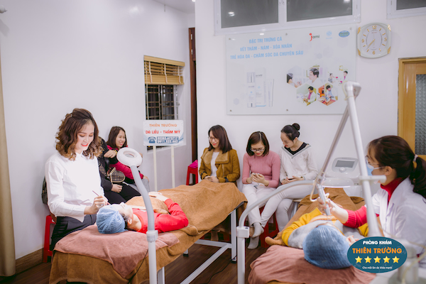 Hình ảnh: Bác sĩ Thái Kim Ngân đang thực hiện phun thêu