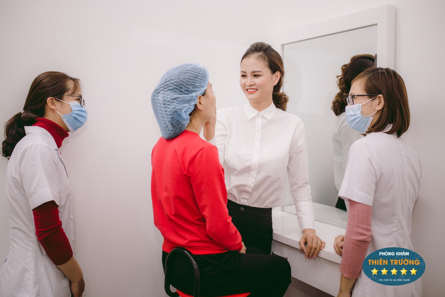 Hình ảnh: Bác sĩ Thái Kim Ngân đang vẽ dáng lông mày cho khách