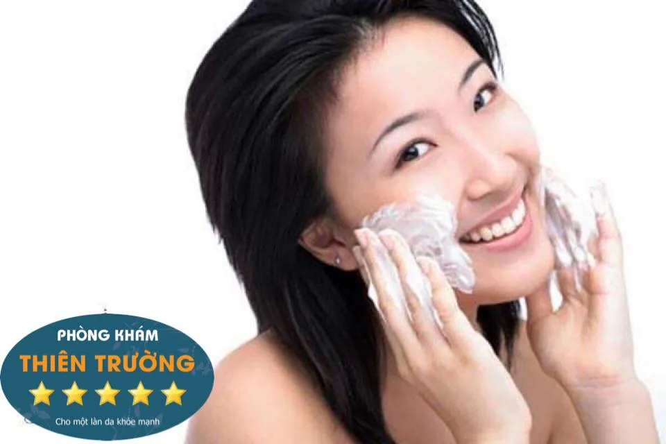 Hình ảnh: Rửa mặt bằng sữa rửa mặt phù hợp