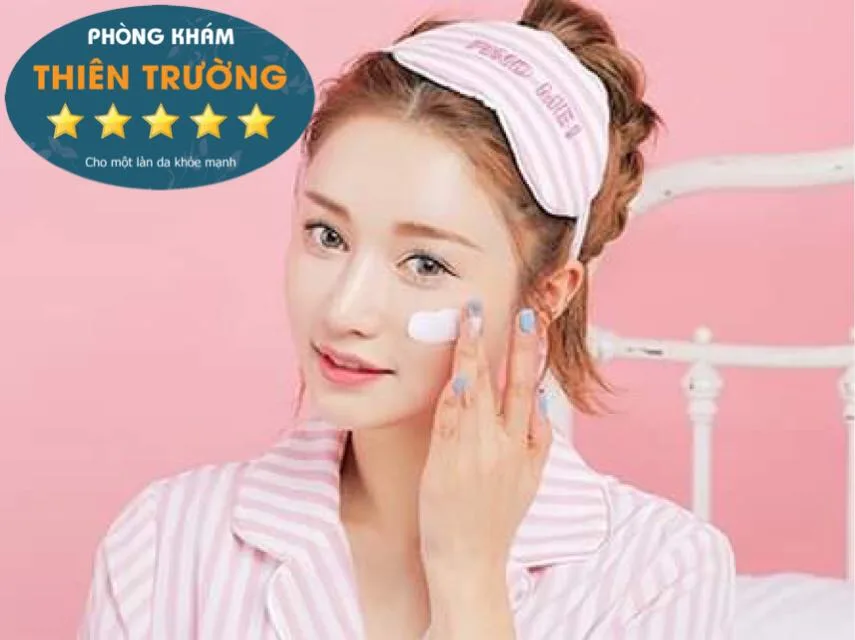 Hình ảnh: Thoa kem trị mụn 