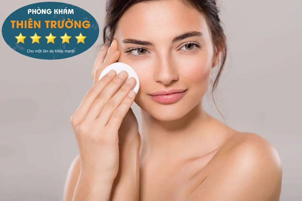 Hình ảnh: Tẩy trang giúp loại bỏ dầu thừa, bụi bẩn từ trong lỗ chân lông.