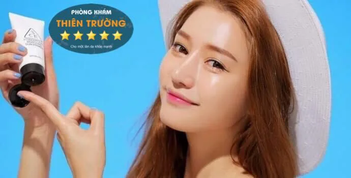 Hình ảnh: Thoa kem chống nắng hàng ngày