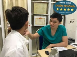 Hình ảnh: Thạc sĩ - Bác sĩ Nguyễn Văn Hoàn đang thăm khám