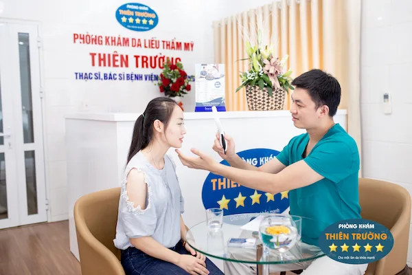 Hình ảnh: Thạc sĩ - Bác sĩ Nguyễn Văn Hoàn đang thăm khám cho bệnh nhân