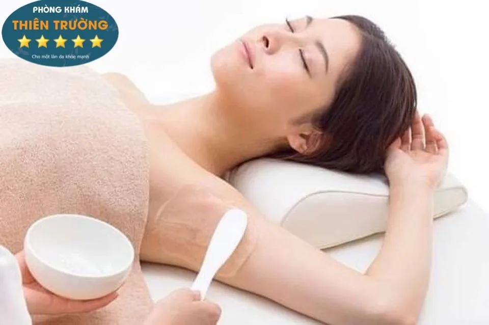 Hình ảnh: Bôi lớp kem chuyên dụng tại vùng da cần hỗ trợ điều trị