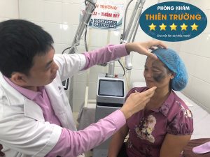 Hình ảnh: Thạc sĩ, Bác sĩ Nguyễn Văn Hoàn đang thăm khám cho bệnh nhân