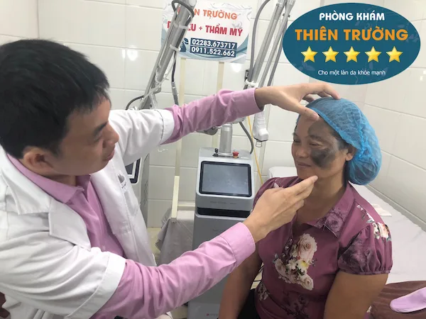 Hình ảnh: Thạc sĩ, Bác sĩ Nguyễn Văn Hoàn đang thăm khám cho bệnh nhân