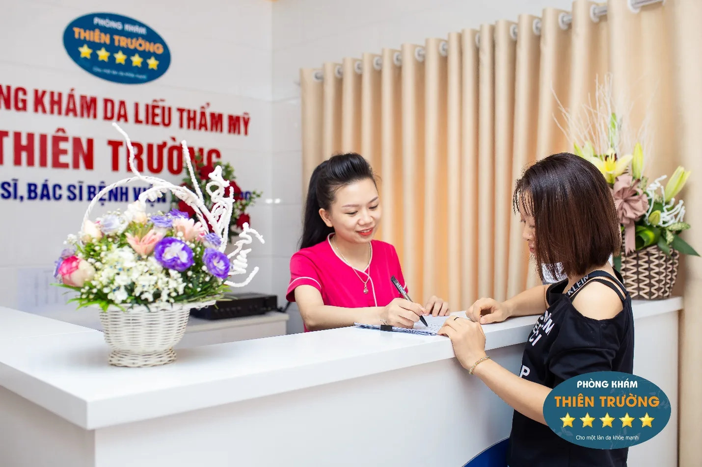 Hình ảnh: Nhân viên tư vấn cho khách hàng tại phòng khám Da liễu Thẩm mỹ Thiên Trường